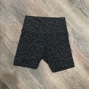 Lululemon Wunder Train 6-inch black and gray patterned shorts - 4